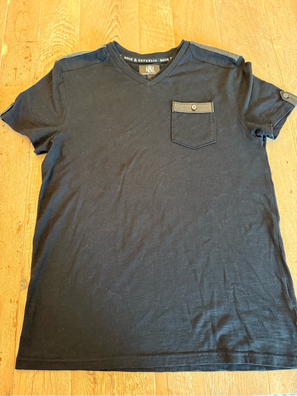 Rock & Republic Men's Black V-Neck Short Sleeve Pocket Tee L